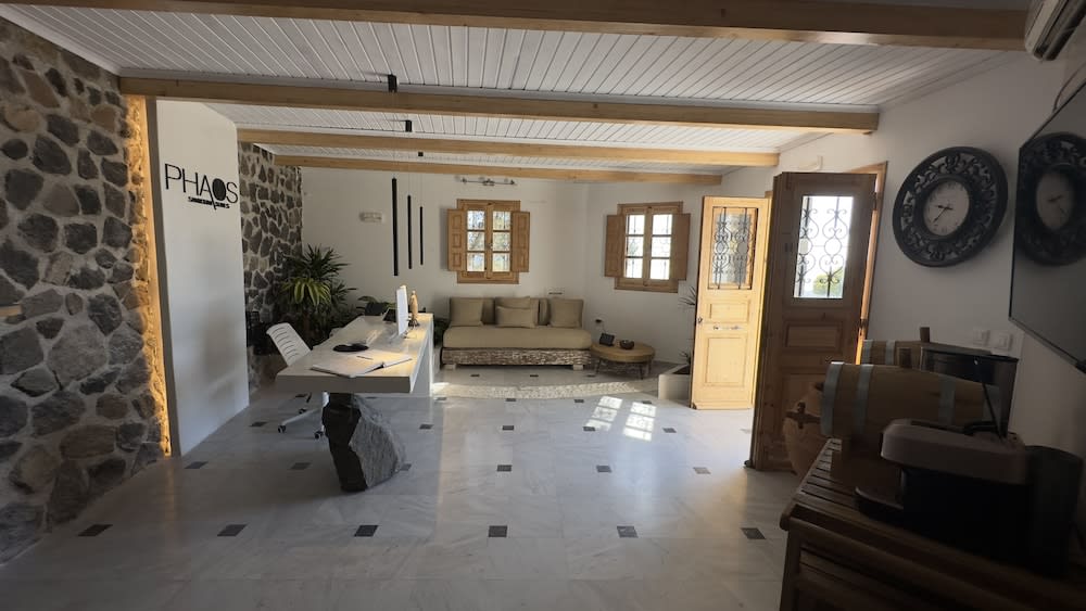 Phaos Santorini Suites 4