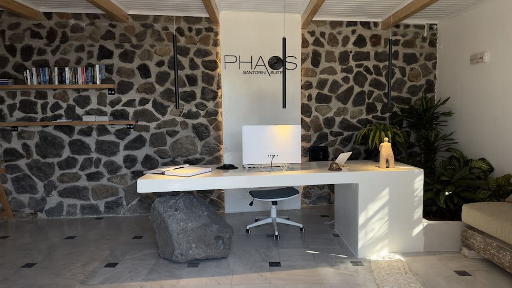 Phaos Santorini Suites 2