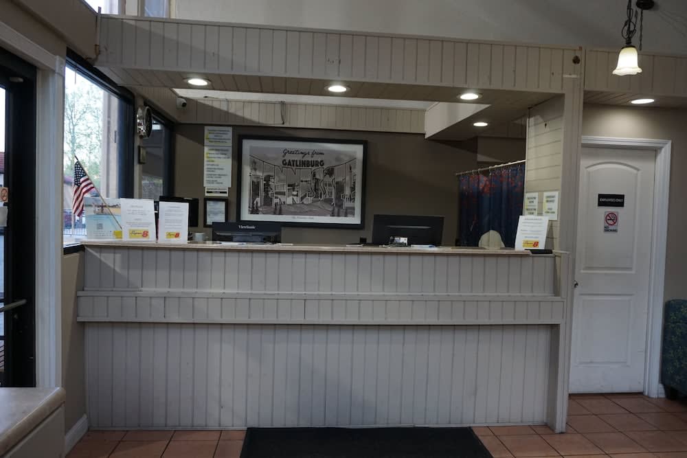 Super 8 by Wyndham Downtown Gatlinburg at Convention Center 2