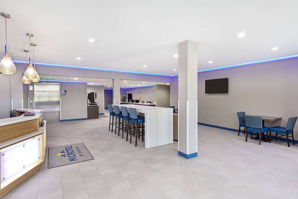 Microtel Inn & Suites by Wyndham Manchester 2