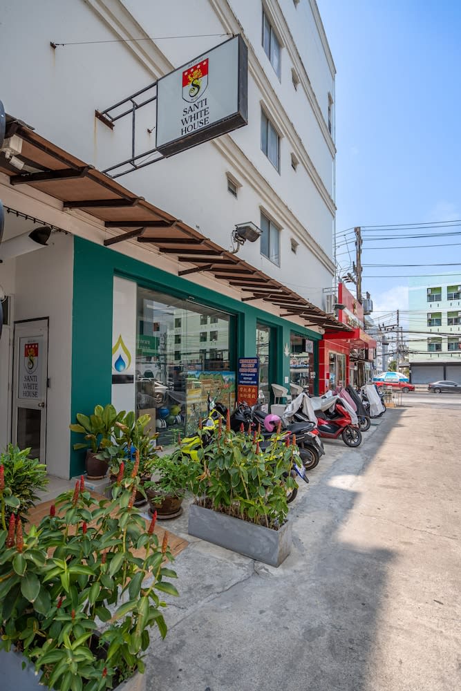 Santi White House Patong 1