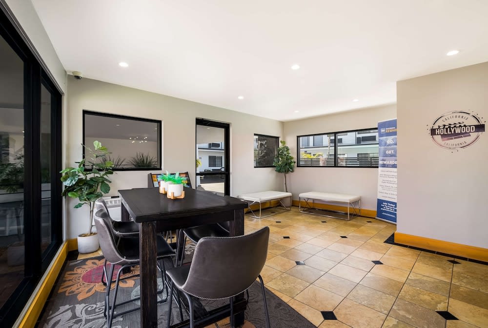 Sunset West Hotel, SureStay Collection By Best Western 3