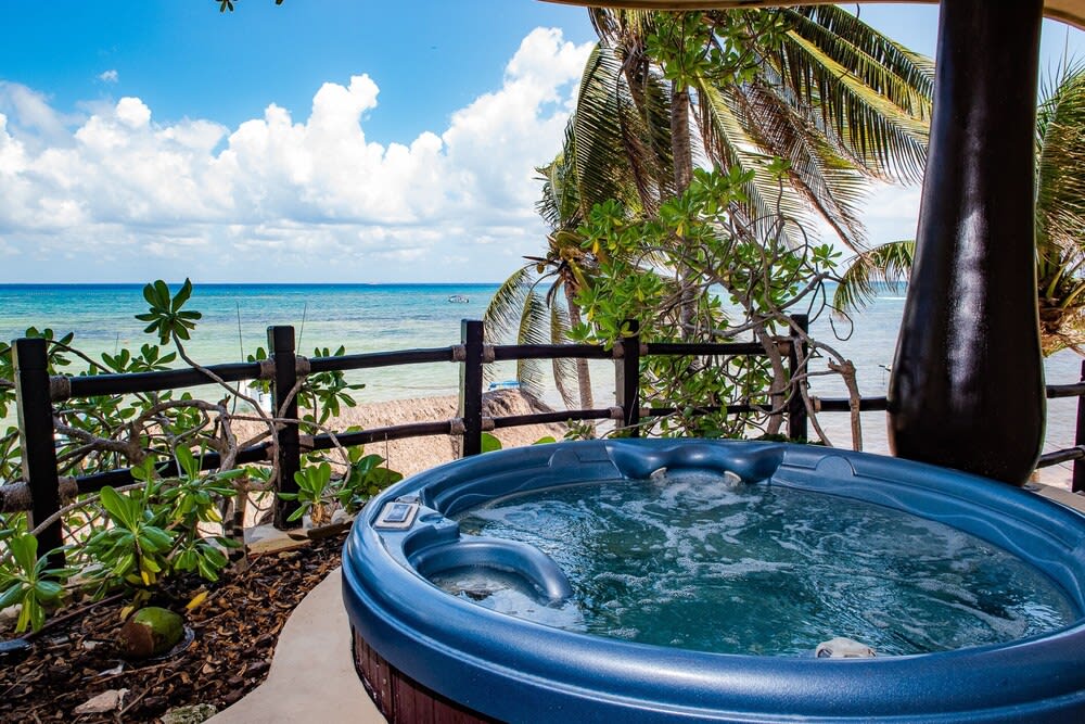 El Taj Oceanfront and Beachside Condo Hotel 1