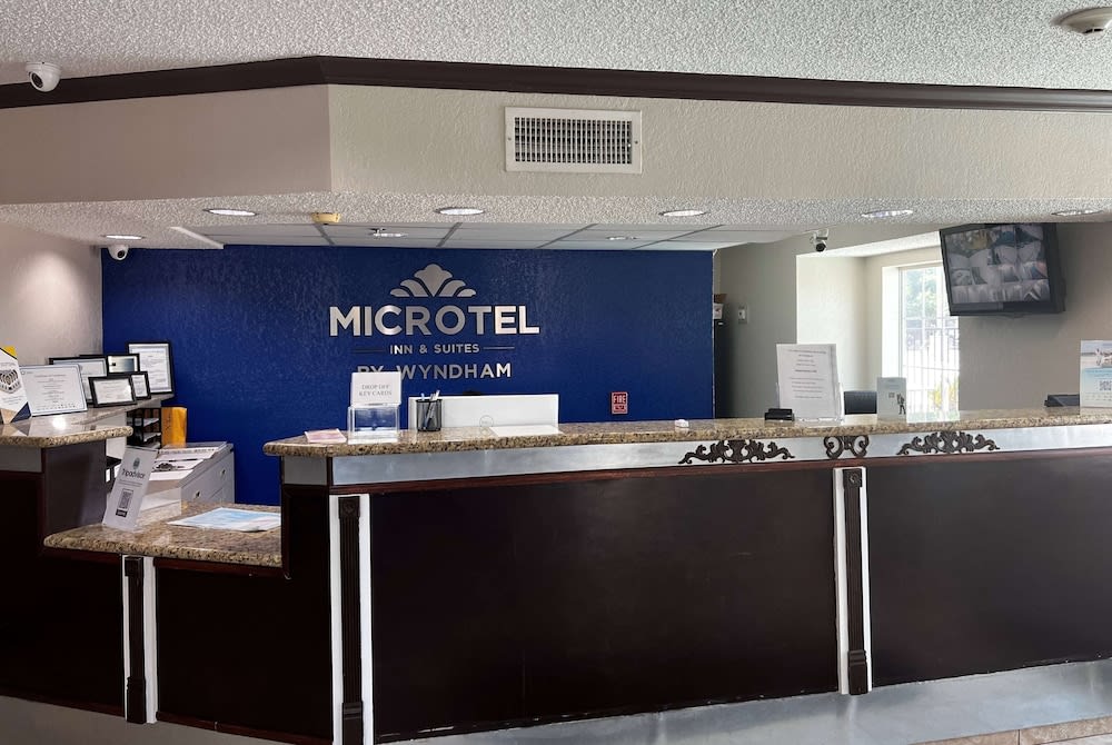 Microtel Inn & Suites by Wyndham Houston 2