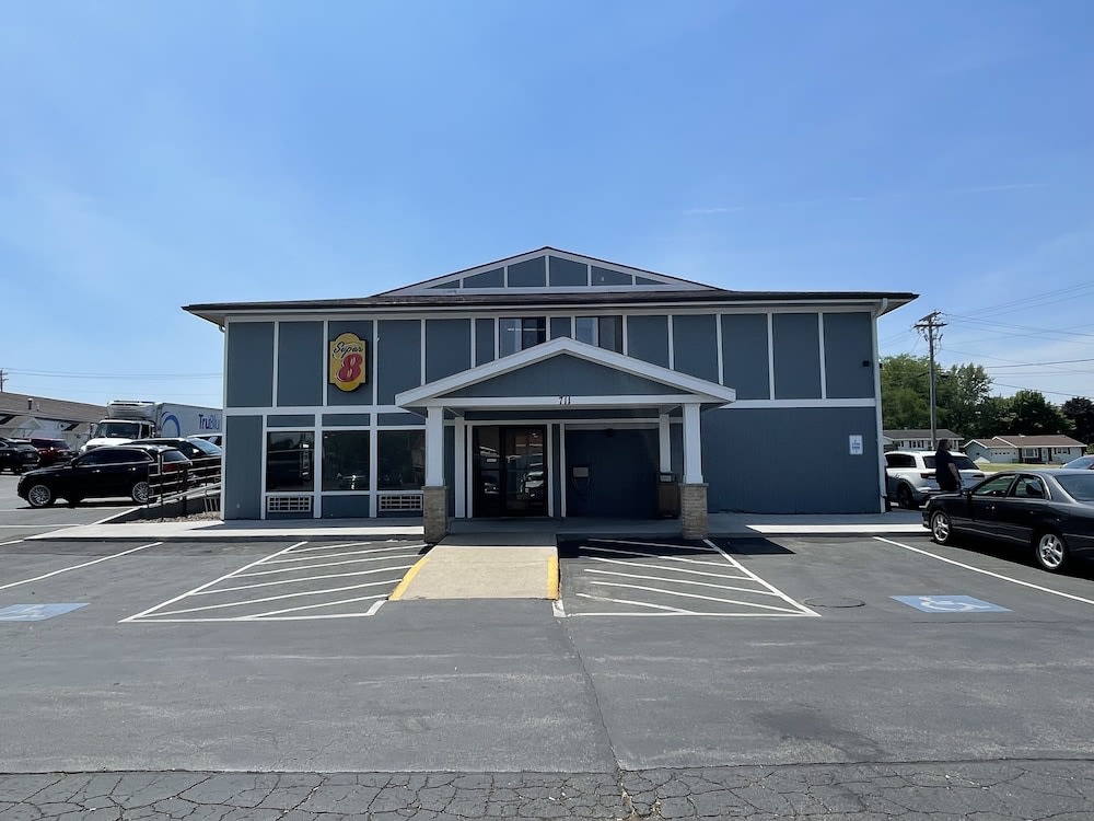 Super 8 by Wyndham Beaver Dam 1
