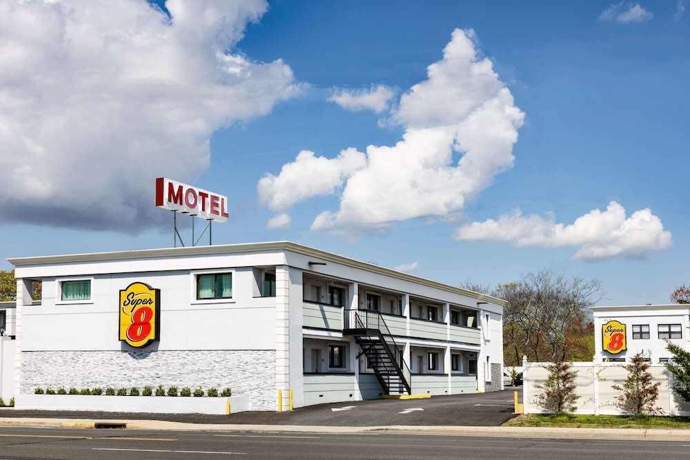 Super 8 by Wyndham Lindenhurst 1