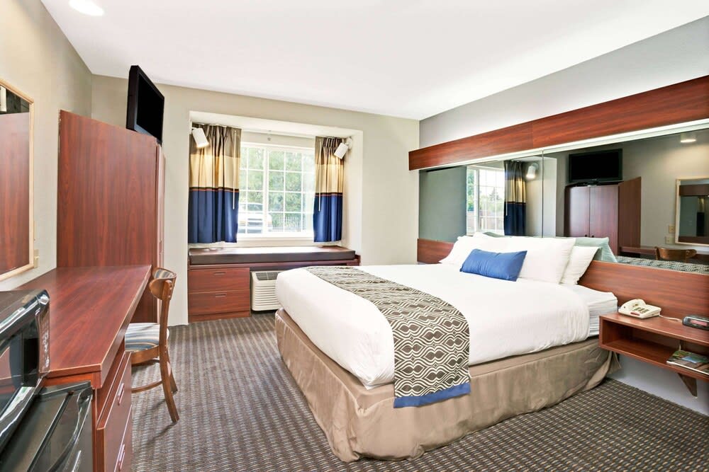 Microtel Inn & Suites by Wyndham Detroit Roseville 4