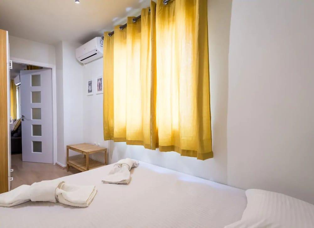DOWNTOWN URBAN FLAT FOR 4 PEOPLE IN PLAKA 4