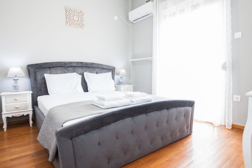 Modern apt with Increbilbe Athens Views 2