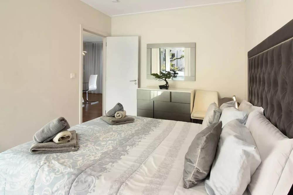 1 Bed Apartment Sleeps 4 with Pool 2