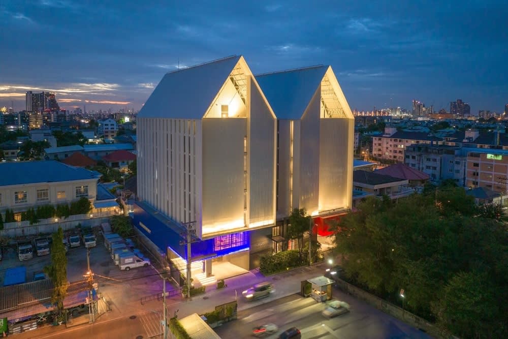 Blue Hippo & Red Crocodile Hotel 1