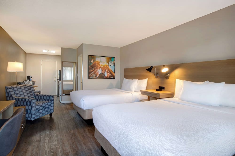 Days Inn by Wyndham Victoria Uptown 5