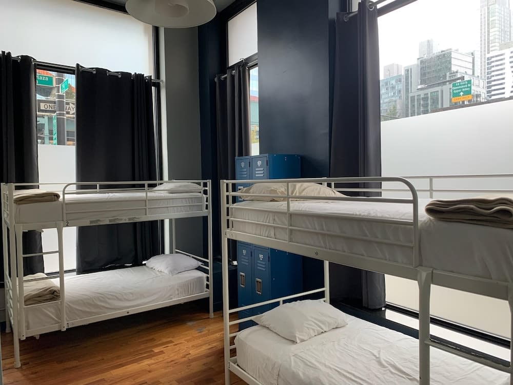 Q4 Hotel & Hostel, Queens Best deals