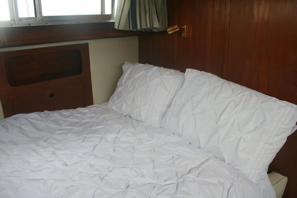 The Rose 37ft Lakeside Yacht inc Hot Tub 2