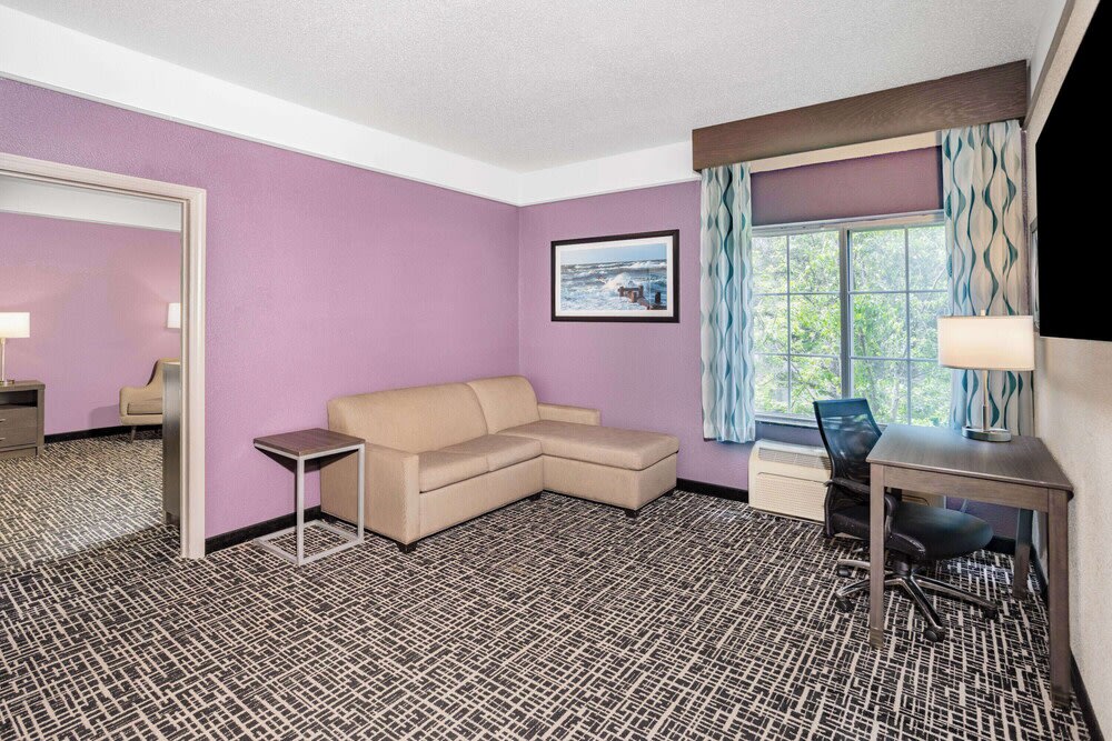 La Quinta Inn & Suites by Wyndham Norfolk 2