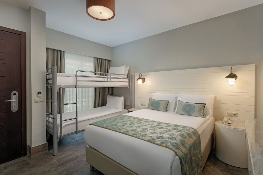 Titanic Deluxe Lara 2