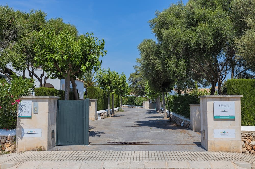 Villas Finesse By MENORCARENTALS 2