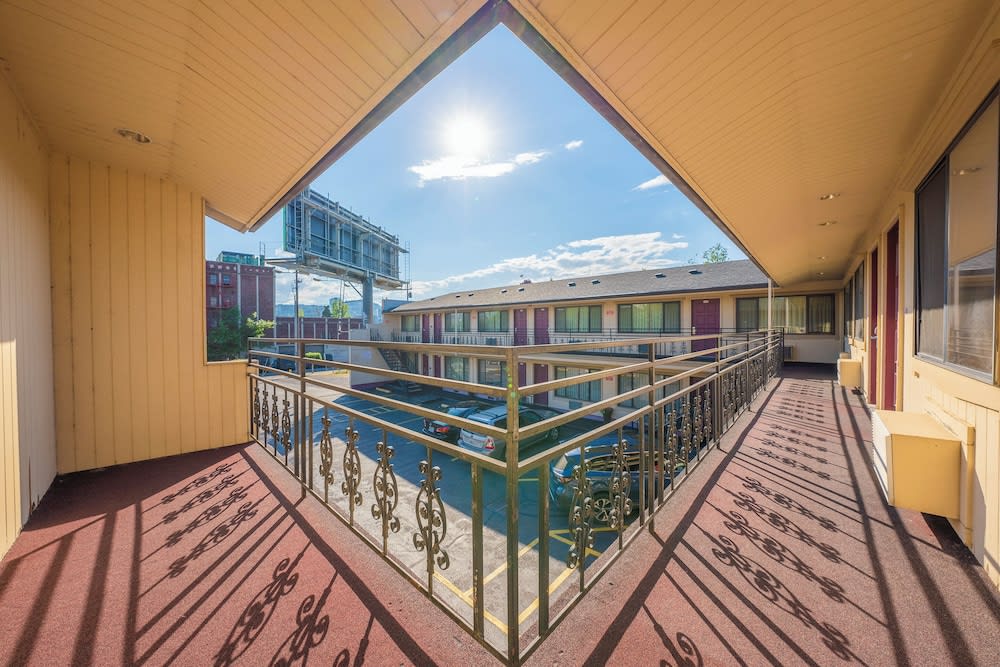 Broadway Inn Portland Downtown 1