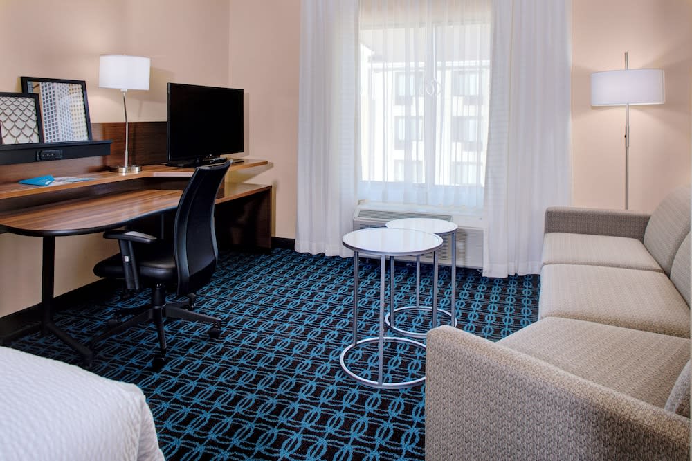 Fairfield Inn & Suites by Marriott Detroit Canton 2