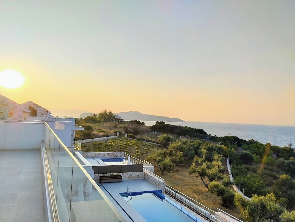Oinolithos Luxury Villas 1