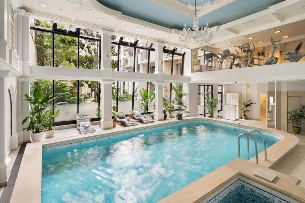 Queen's Court Hotel & Residence 1