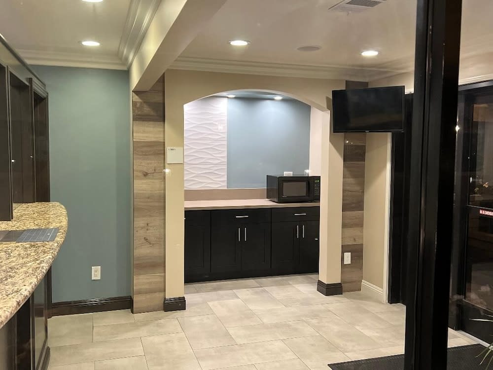 Walnut Inn & Suites West Covina 2