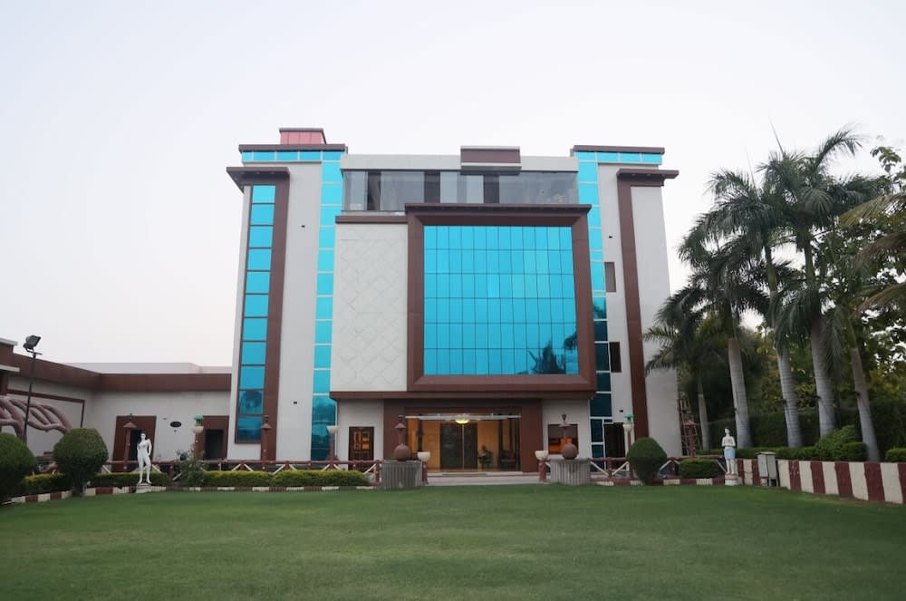 The Grand Siddharth Hotel 1