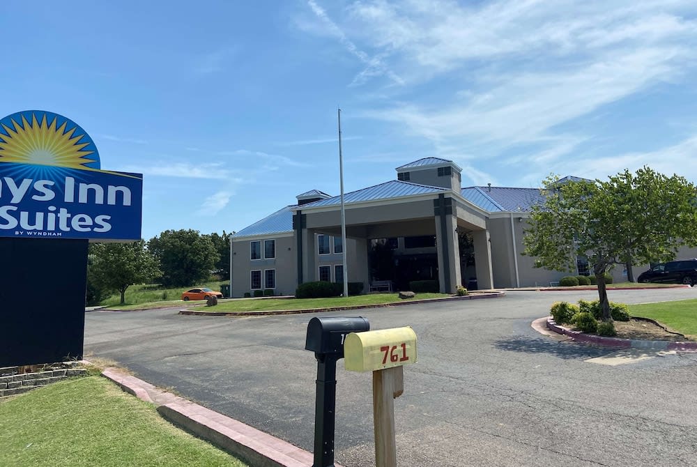 Days Inn & Suites by Wyndham Tahlequah 1