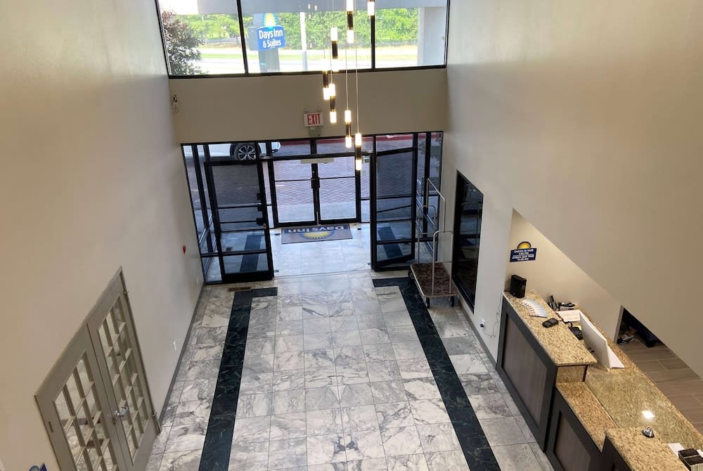Days Inn & Suites by Wyndham Tahlequah 2