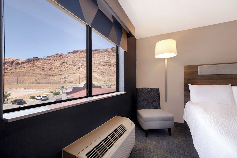 Holiday Inn Express & Suites Moab, an IHG Hotel 4