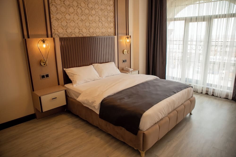 HOTEL EDEN'S 2