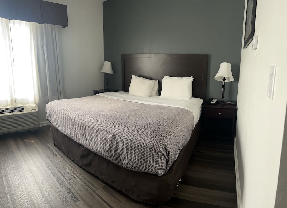 Econo Lodge & Suites Grand Rapids Airport 1