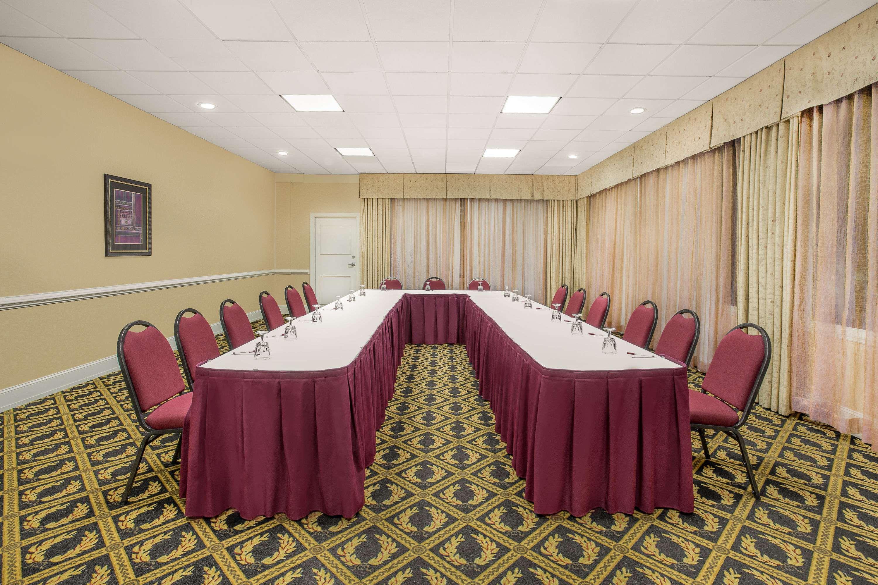 Ramada Plaza by Wyndham Fayetteville Fort Bragg 1