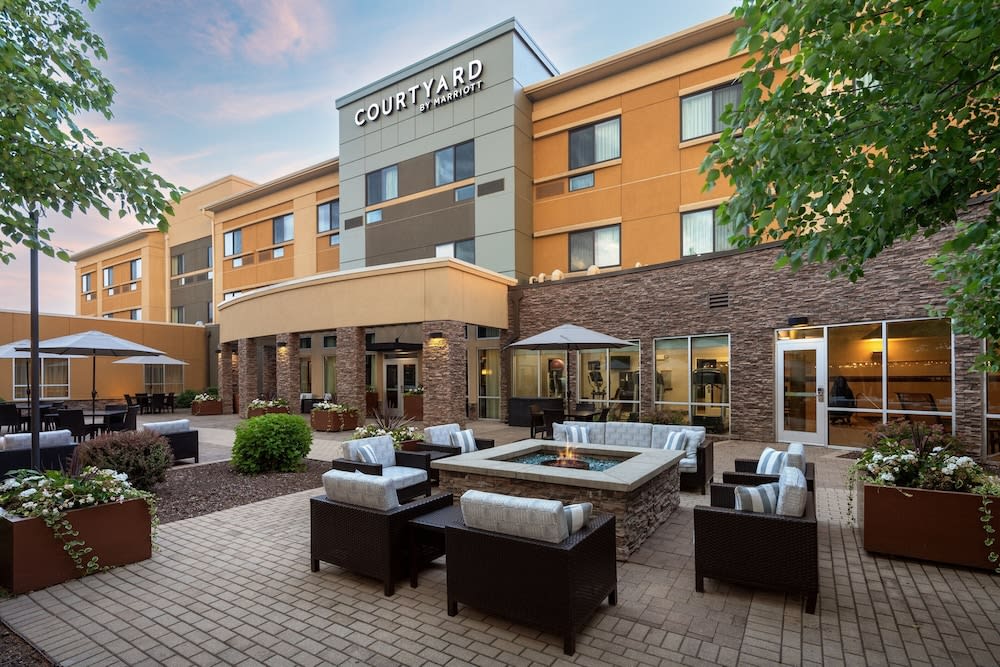 Courtyard Mankato Hotel & Event Center 1