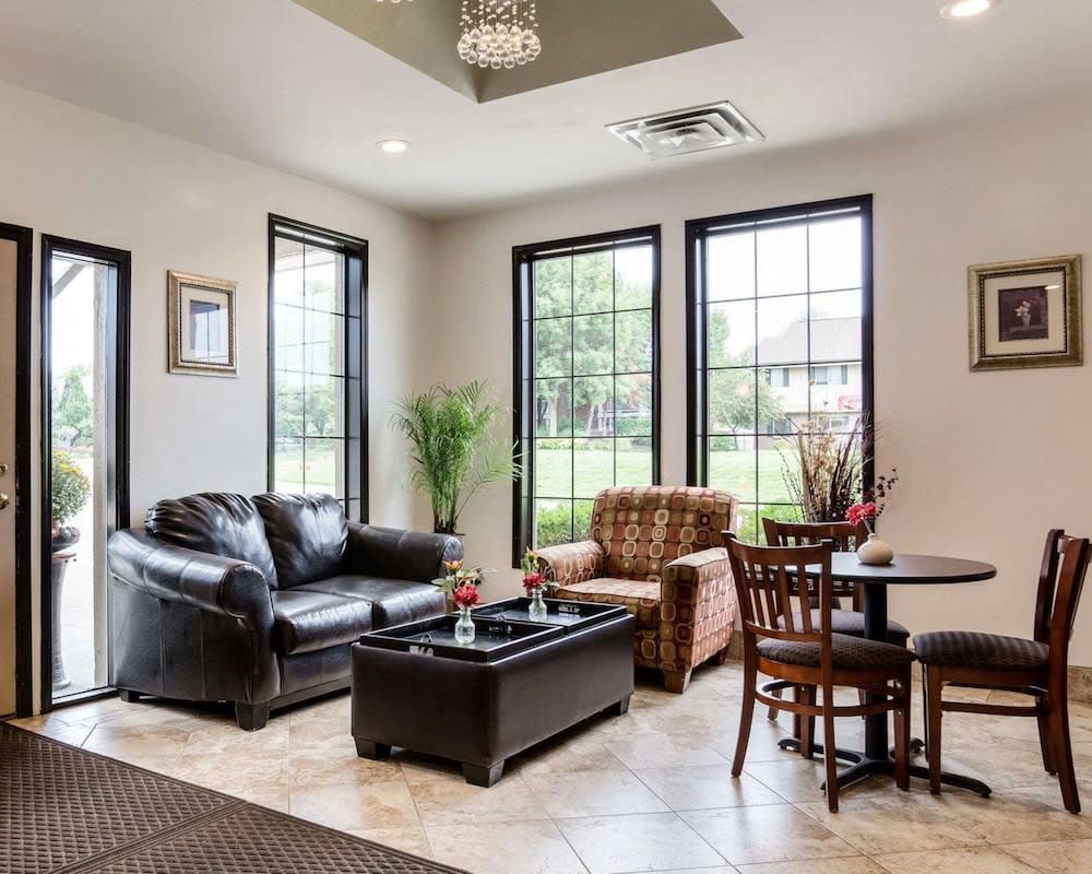 Econo Lodge University 5