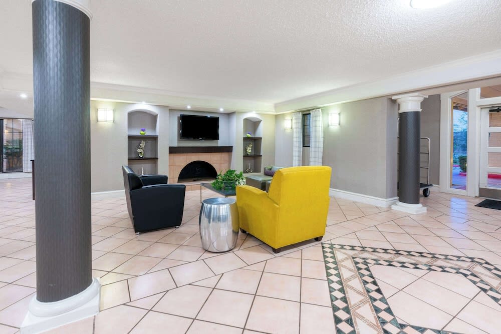Super 8 by Wyndham The Woodlands North 2