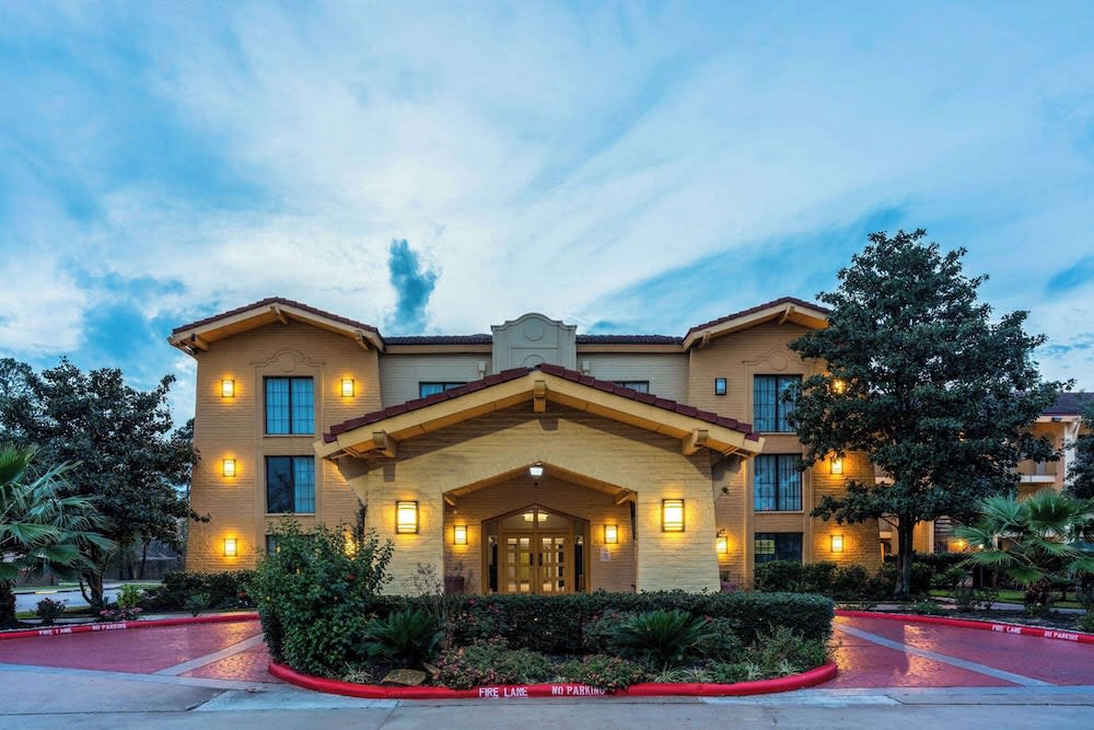 Super 8 by Wyndham The Woodlands North 1