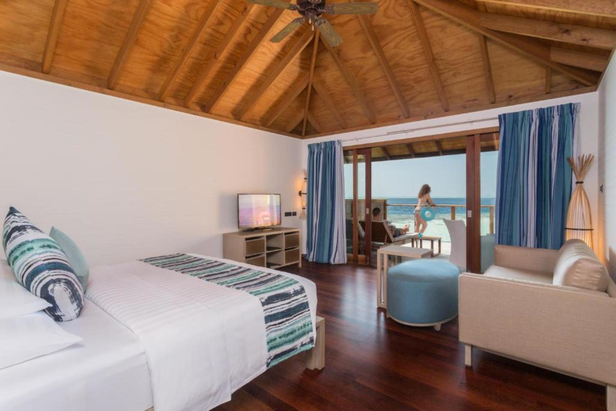 Vilamendhoo Island Resort & Spa 4