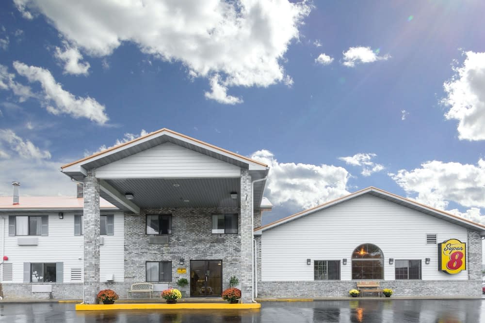 Super 8 by Wyndham Gallipolis Pt Pleasant Area 1