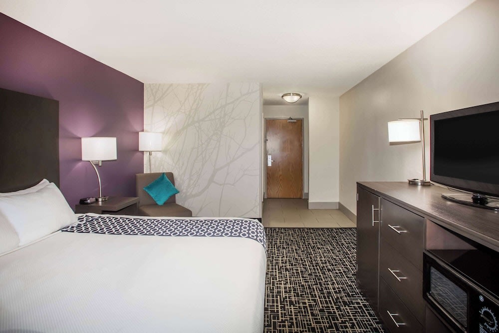 La Quinta Inn & Suits by Wyndham Pontoon Beach IL 5