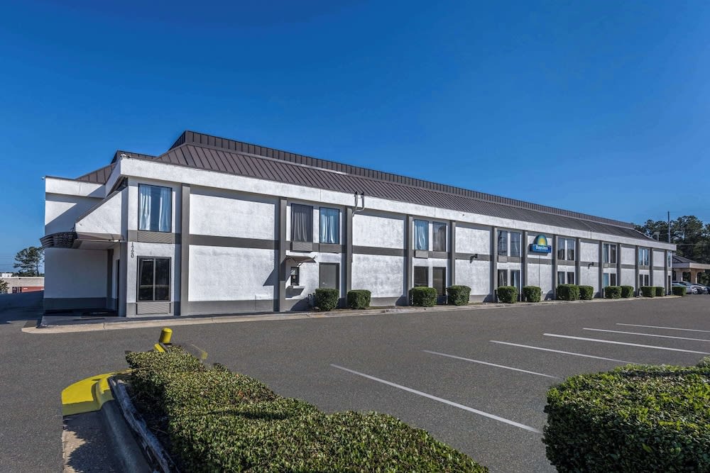 Days Inn & Suites by Wyndham Fort Bragg/Cross Creek Mall 1