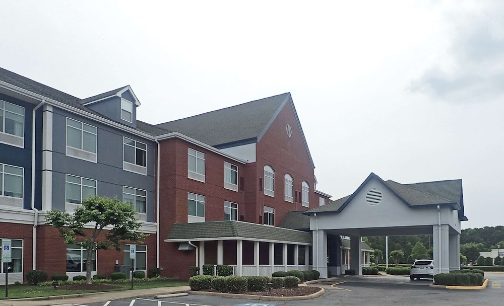 Comfort Inn & Suites Hampton near Coliseum 1