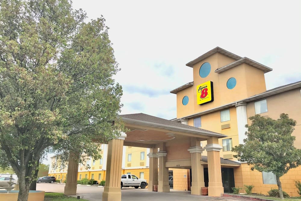 Super 8 by Wyndham Temple I-35 1