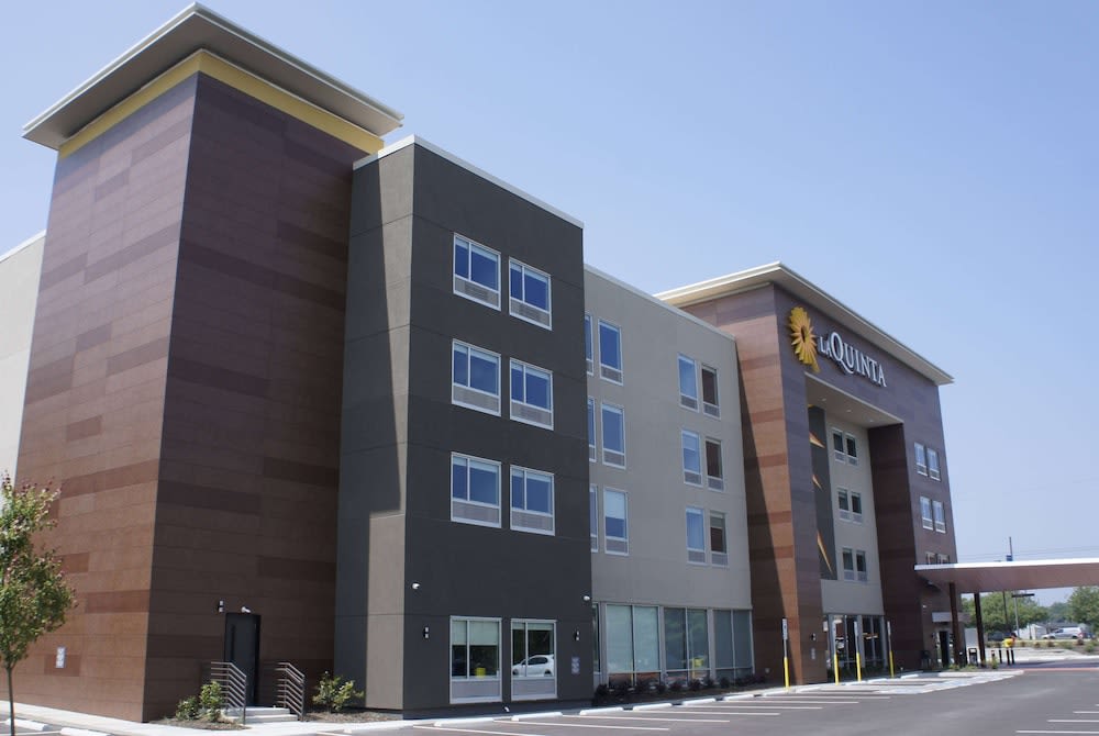 La Quinta Inn & Suites by Wyndham Manchester - Arnold AFB 1