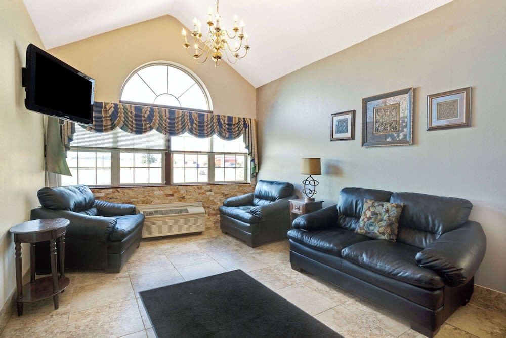 Microtel Inn & Suites by Wyndham Detroit Roseville 3