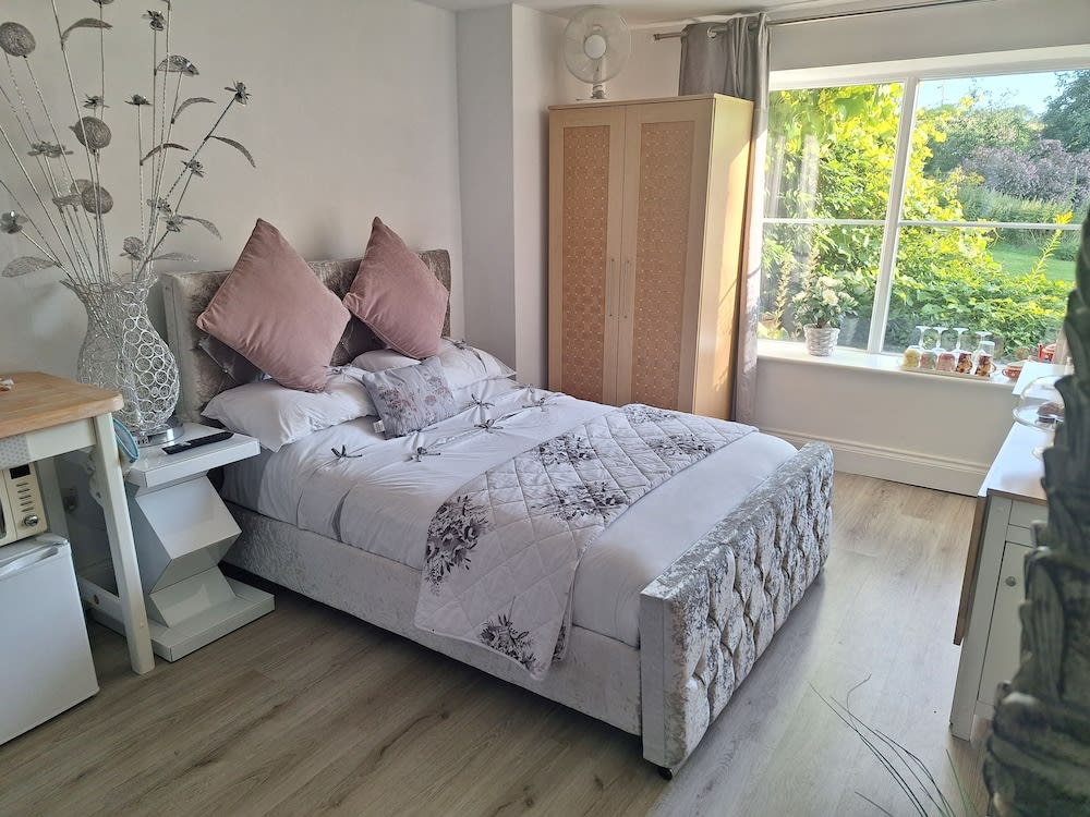 Cosy Axminster Studio with Extra Beds 2