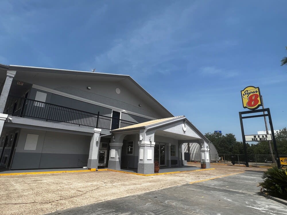 Super 8 by Wyndham La Marque TX/Texas City Area 1