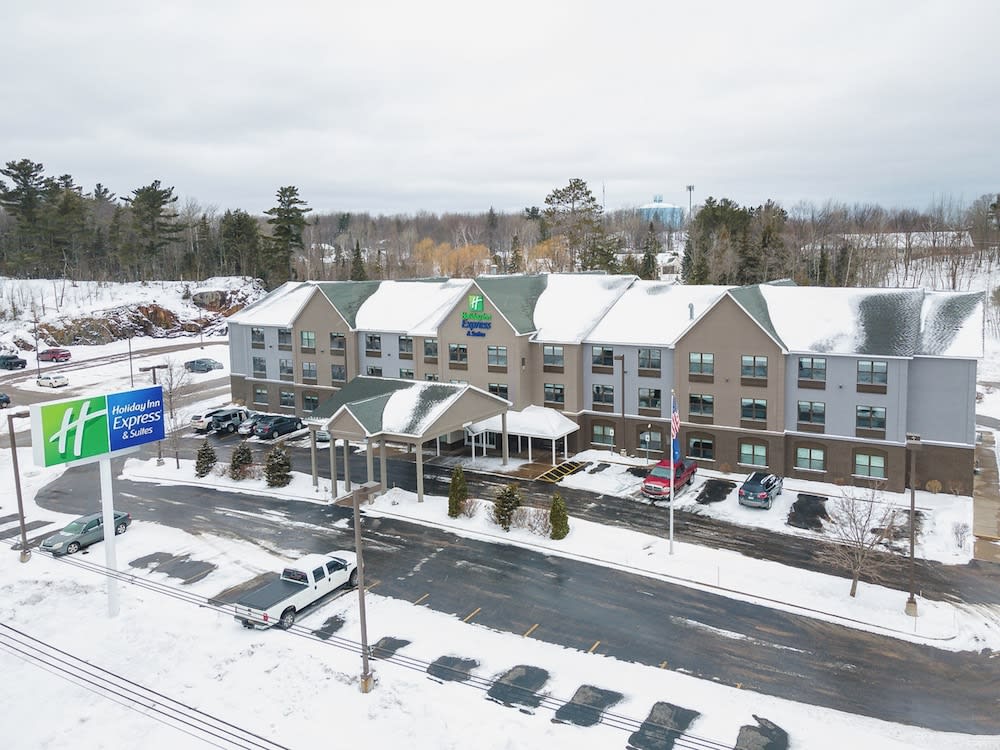Holiday Inn Express & Suites MARQUETTE by IHG 1