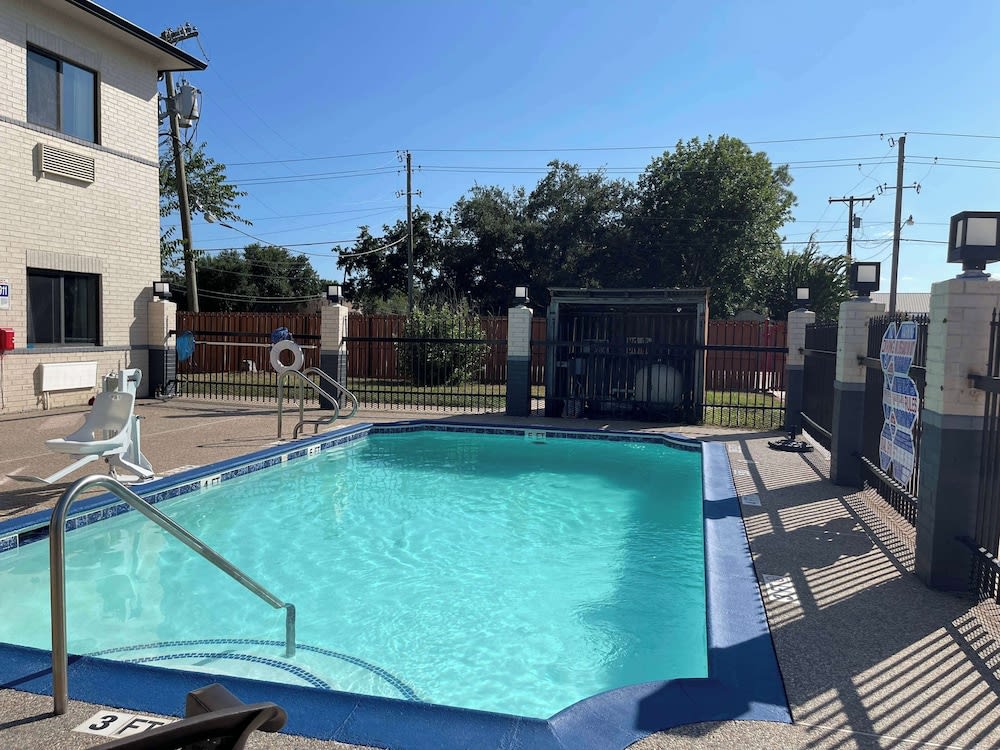 Days Inn by Wyndham Dickinson TX 1