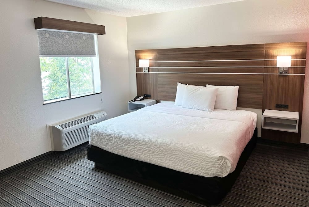 Ramada by Wyndham Lithia Springs Atlanta 1